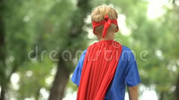 超级英雄男孩展示肌肉游戏作为儿童信心的心理治疗视频的预览图
