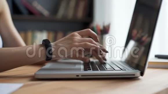 女人手在工作场所的桌面上写字视频的预览图
