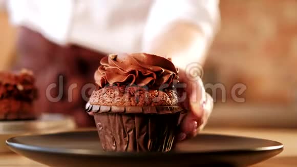 巧克力纸杯蛋糕派生奶油顶视频的预览图