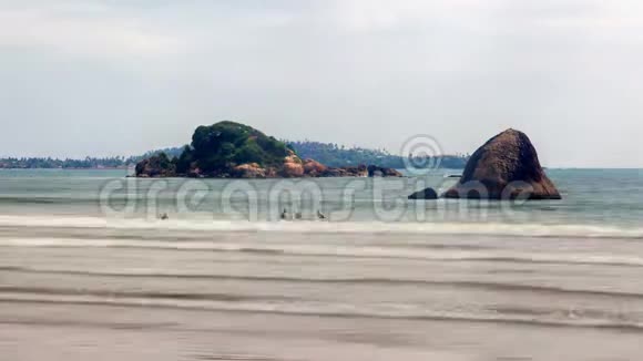 斯里兰卡海岸的小岩石视频的预览图