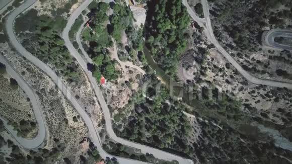 从上到下的高空俯瞰西班牙山区一条多风的发簪汽车之路视频的预览图