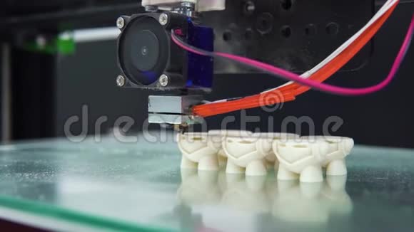 3D打印机打印多个形状物体的部件视频的预览图