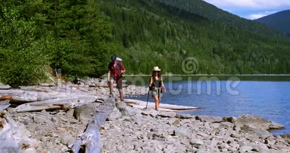 徒步旅行夫妇在河边4k附近视频的预览图