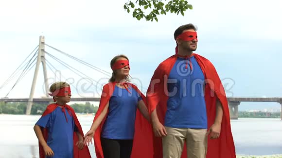 勇敢的超级英雄家族看着城市的安全强大的团队将胜利视频的预览图
