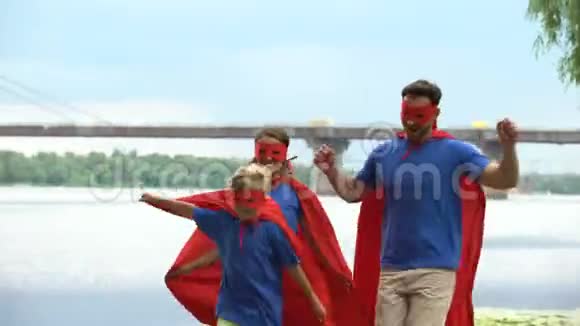 父母穿着超级英雄服装与儿子玩耍心理治疗以应对问题视频的预览图