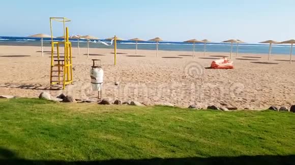 在阳光明媚的日子里4k摄像机沿空海滩移动用于排球视频的预览图