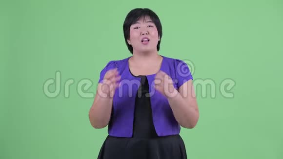 快乐年轻体重超重的亚洲女人视频的预览图