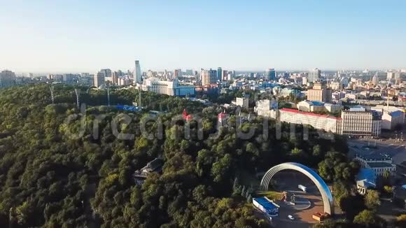 基辅基辅乌克兰人民友谊拱门迪尼普罗河和帕基维伊桥相机的圆形旋转空中飞行视频的预览图