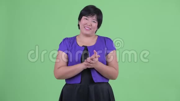快乐年轻体重超标的亚洲女人鼓掌视频的预览图