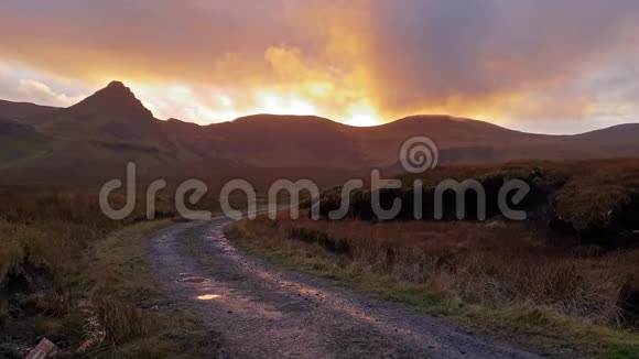 在通往苏格兰斯凯岛红狐山的路上日落视频的预览图