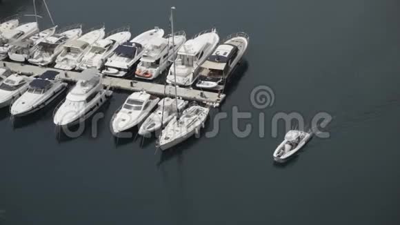 码头的顶部景观停泊在海上的游艇行动摩托艇帆船靠近海洋停车场昂贵的白色游艇在视频的预览图