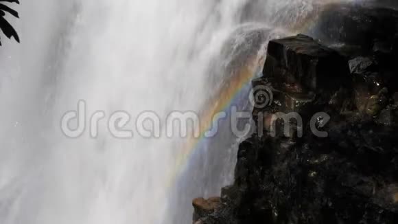 靠近弗格森瀑布边缘的彩虹视频的预览图