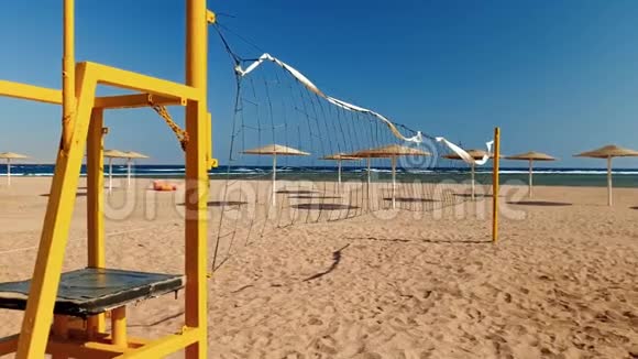 在阳光明媚的日子沙滩上用金色沙滩拍4k排球场视频视频的预览图