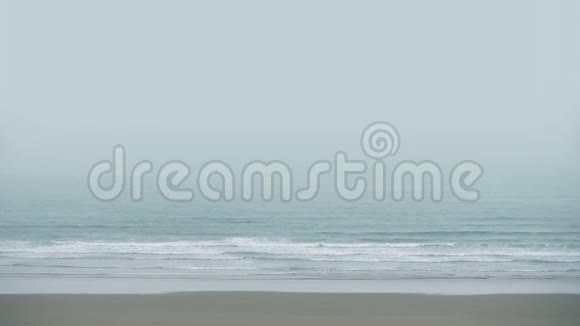 薄雾海滩海岸景观视频的预览图