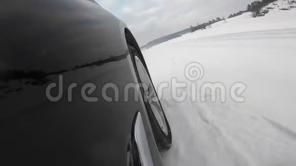 在森林公园附近的白雪环绕下波夫的汽车车轮速度视频的预览图