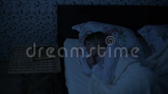 穿睡衣的中弹女孩躺在床上睡不着翻过来看天花板的影响视频的预览图