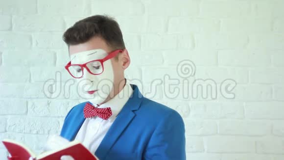 戴着白色面具看书的人视频的预览图