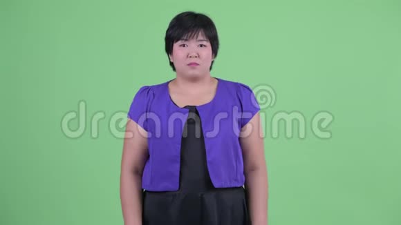 困惑的年轻超重的亚洲女人耸肩视频的预览图
