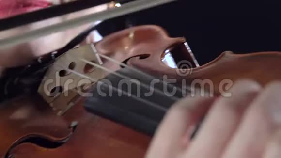 小提琴手拿着弓玩着黑色背景关门视频的预览图