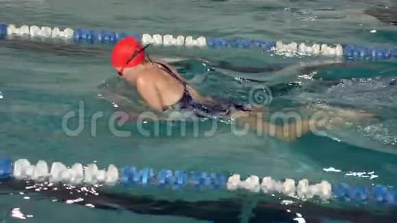 慢动作女性运动员以蛙泳的方式游泳视频的预览图
