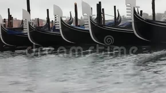 贡多拉斯是威尼斯的典型船只视频的预览图