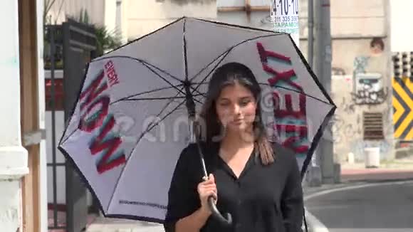带伞的女人视频的预览图