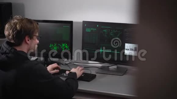这个人看上去像一个黑客试图在键盘上输入计算机代码来破解程序但他没有视频的预览图