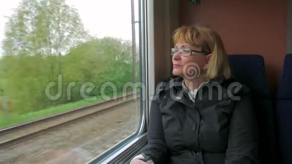 一个女人坐着快车看着窗外视频的预览图