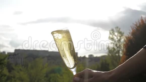 在大自然的背景下香槟溅出玻璃视频的预览图
