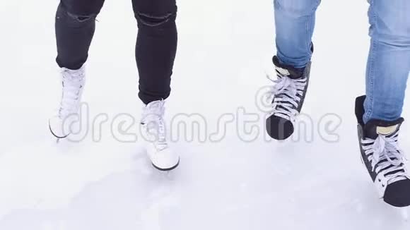 女孩们滑冰冬季运动视频的预览图