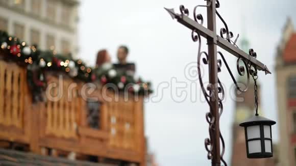 圣诞节年轻夫妇在木制阳台装饰的假日浪漫的约会视频的预览图
