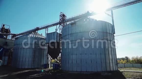 现代金属谷物电梯站在谷物农场视频的预览图