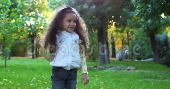 美丽的时尚快乐的微笑时尚欢乐的欧洲小可爱的兄弟姐妹在秋天的公园里尽情地散步视频的预览图
