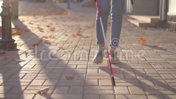 在城里一个为视障人士准备拐杖的女人正在慢慢地走视频的预览图