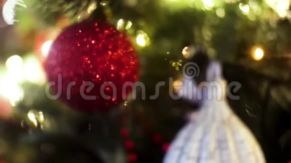 装饰圣诞树模糊闪闪发光和仙女的背景圣诞快乐和新年快乐的概念框架视频的预览图