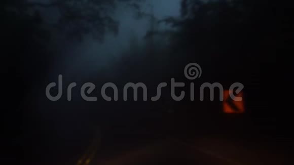 晚上在浓雾中驾驶汽车恶劣的天气条件零可见性客舱透视视频的预览图