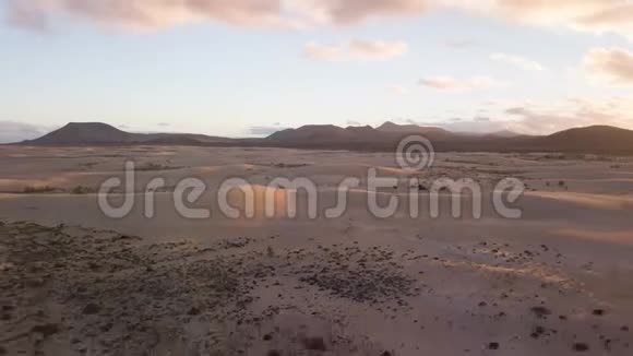 沙漠景色与移动的云视频的预览图