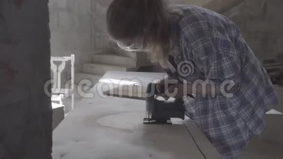 木匠女孩用电锯用胶合板做椅子座视频的预览图
