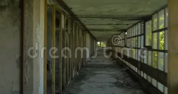 步行被遗弃的走廊视频的预览图