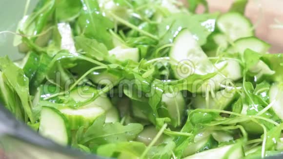 混合绿色新鲜木耳沙拉特写烹饪饮食视频的预览图