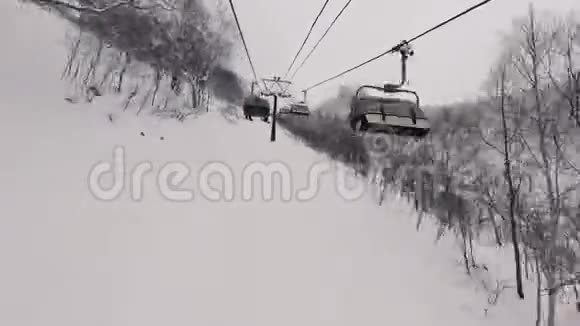 过度下垂滑雪电梯用于运输视频的预览图