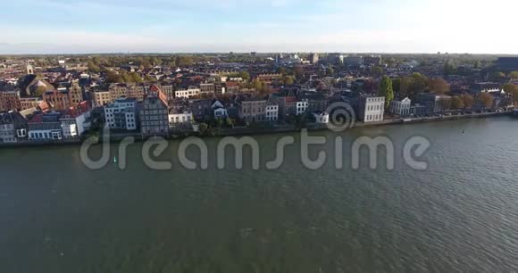Dordrecht市的鸟瞰图河流周围视频的预览图