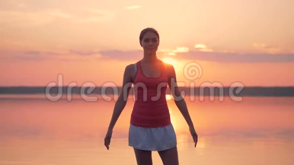 日出景观与漂亮的运动女人做运动视频的预览图