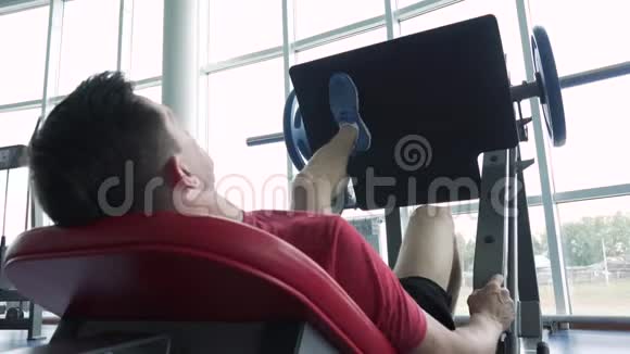 在模拟器上安装帅哥训练腿肌肉视频的预览图