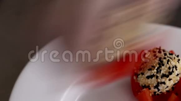放在番茄里放有芝麻的芝士球放在白色盘子里视频的预览图
