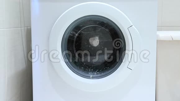 洗衣机洗衣服玻璃门上的泡沫洗衣粉流动视频的预览图