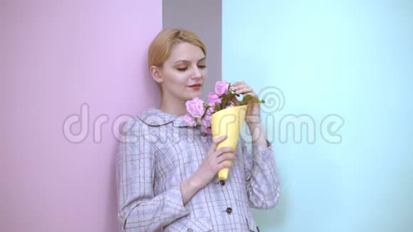 幸福的女人手里拿着花束做梦视频的预览图