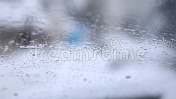 寒冷的冬天雪落在汽车挡风玻璃上蛇清理画面司机从车内视野冬季视频的预览图