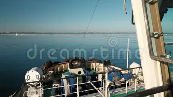 在阳光明媚的日子里拖曳船的前弓部分驶入大海拖船视频的预览图