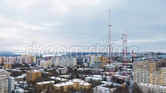 现代城市的电信塔在冬季和城市景观从顶部视频的预览图
